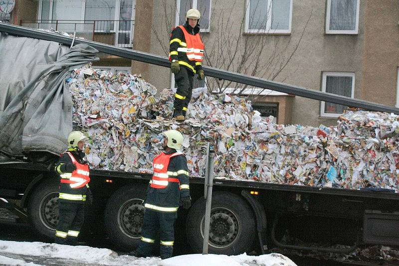 Řidič přišel o část nákladu lisovaného papíru, jenž se při převrácení vozu vysypal po okolí.