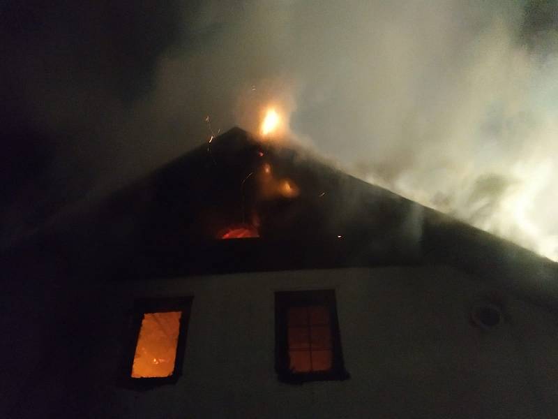Požár rodinného domu v Malé Morávce, sobota 6. února 2021.