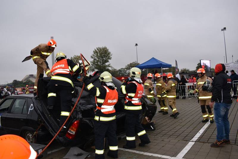 Dobrovolní hasiči z Vrbna pod Pradědem reprezentovali Moravskoslezský kraj v celorepublikové soutěži ve vyprošťování  osob z vraku auta. Foto: Andrea Martínková