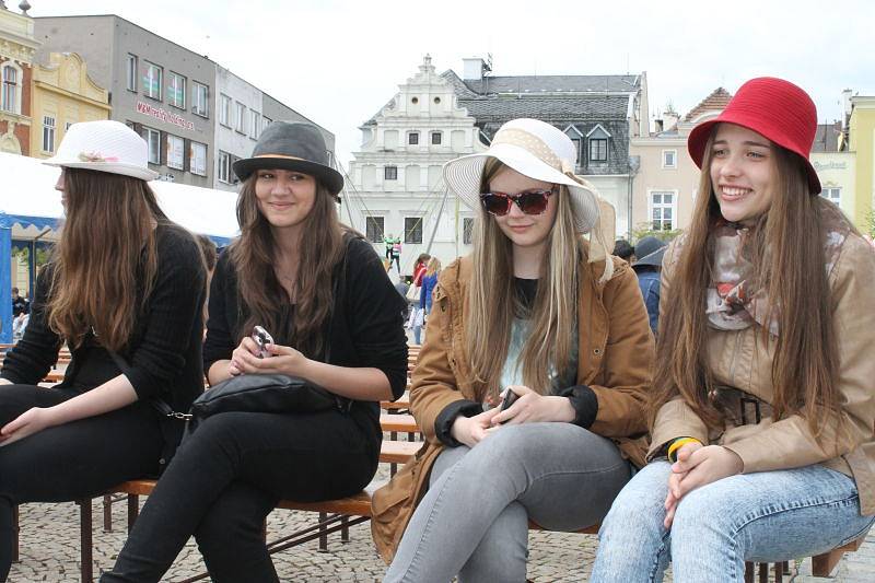 Studentům patřilo v pátek 15. května centrum Bruntálu. Zejména těm, kteří si pořídili vlastní pokrývku hlavy, protože šlo o Kloboukový majáles.