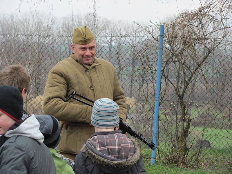 Osoblahou se jako před sedmdesáti lety rozléhaly výstřely a povely v ruštině i němčině. V uniformách Wehrmachtu a Rudé armády se představil Klub vojenské historie KVH Maxim.