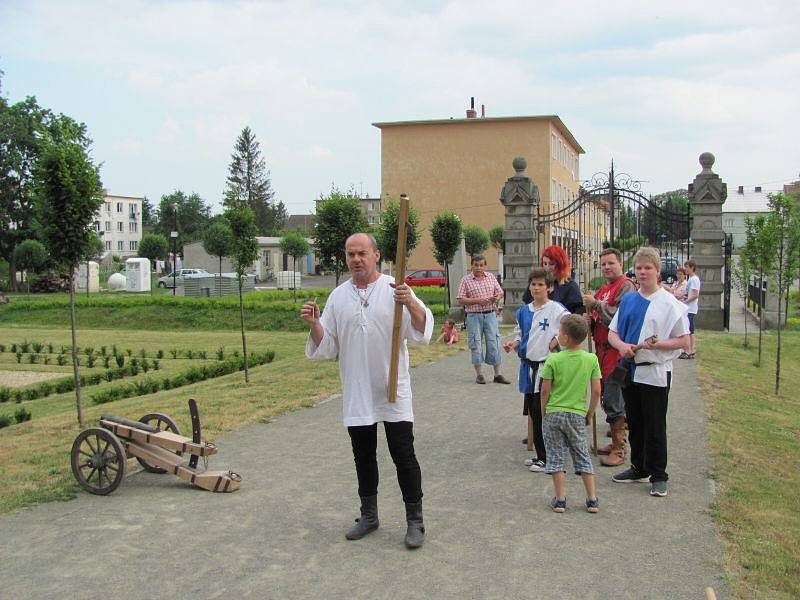 O víkendu se zámecká zahrada ve Slezských Rudolticích změnila ve stanové městečko a jeho nádvoří ožilo spoustou atrakcí.