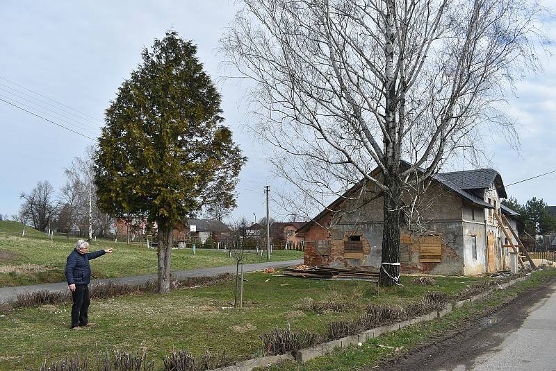 V Hlince před mnoha lety vandal změnil památník padlým  na Bezhlavého rytíře. V restaurátorské dílně rytířovi vrátí tvář, aby se zase stal důstojnou pietou.