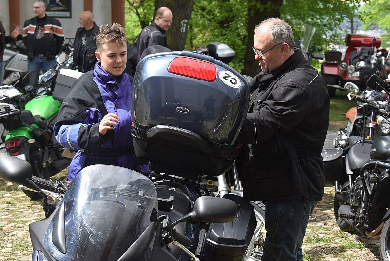 Navzdory deštivé až povodňové předpovědi motorkářům přálo štěstí. V Krnově v poutním kostele na Cvilíně zahájili sezonu modlitbou. Neděle 16. května 2021.