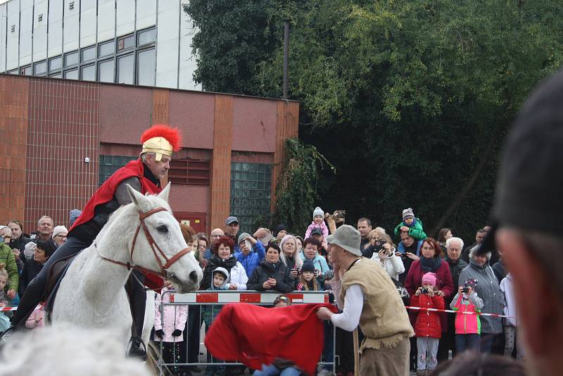 Svatý Martin přijel do Krnova před kostel sv. Martina. Zde se podělil s žebrákem o svůj plášť a pak připil Krnovanům na zdraví svatomartinským vínem.