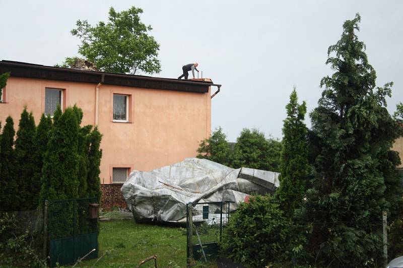 Silná bouřka, doprovázená údajně tornádem, napáchala velké škody.