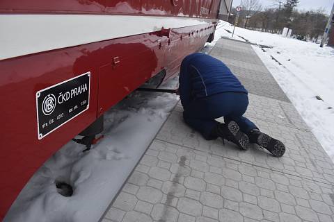 Po sedmi měsících mela skončit výluka na Osoblažce. Opravená lokomotiva sice úzkokolejkou několikrát projela, ale pak se projevily nečekané technické problémy. 26. ledna 2023.