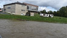 Rozvodněná řeka Opava v Krnově během povodně v říjnu 2020.
