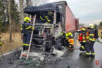 Tři jednotky hasičů zasahovaly v pátek 24. března u požáru nákladního automobilu na silnici I/45 z Lomnice do Dětřichova nad Bystřicí.   