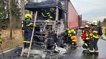 Tři jednotky hasičů zasahovaly v pátek 24. března u požáru nákladního automobilu na silnici I/45 z Lomnice do Dětřichova nad Bystřicí.   