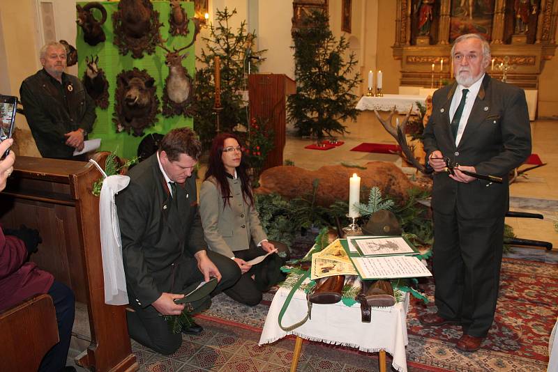 V Třemešné se uskutečnila svatohubertská mše. Její součástí byla ukázka starého rituálu, přijímání mezi myslivce formou pasování.