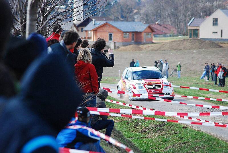 Také letos projížděla Novojičínskem Valašská rally. Takto to vypadalo u Závišic.