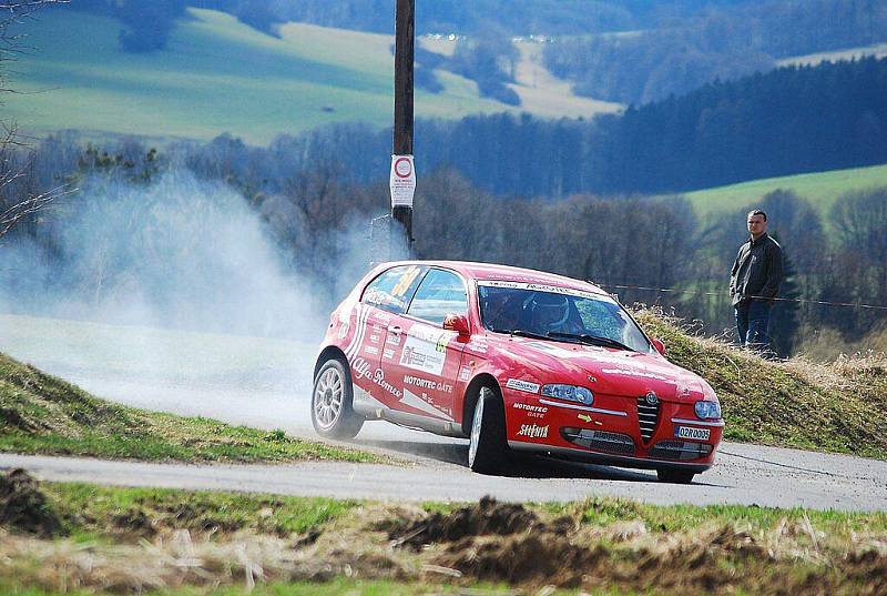 Také letos projížděla Novojičínskem Valašská rally. Takto to vypadalo u Závišic.