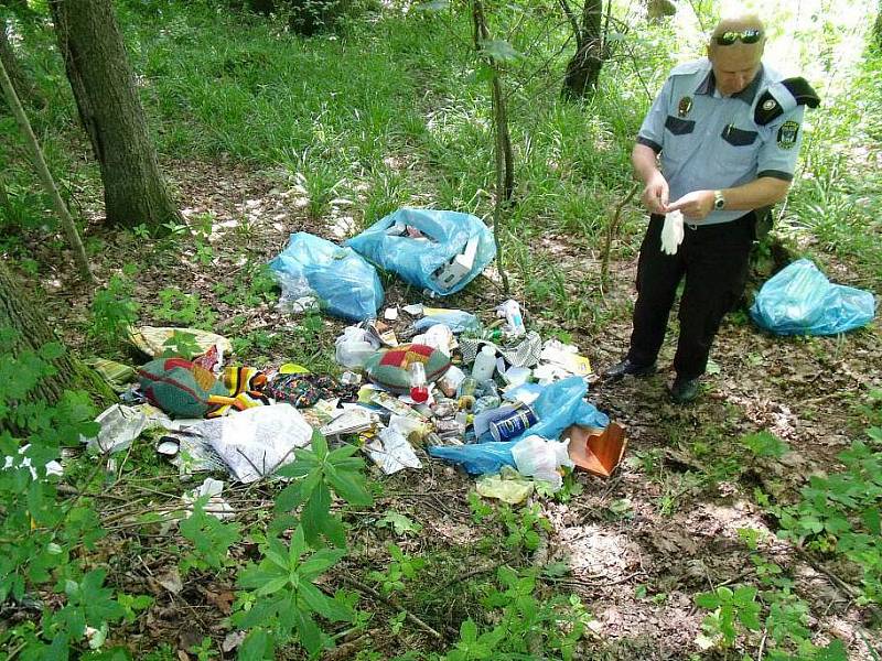Černá skládka. Hromadu odpadků vyvezenou do lesíka u lomu v Bruntále objevil městský strážník Juraj Móric.
