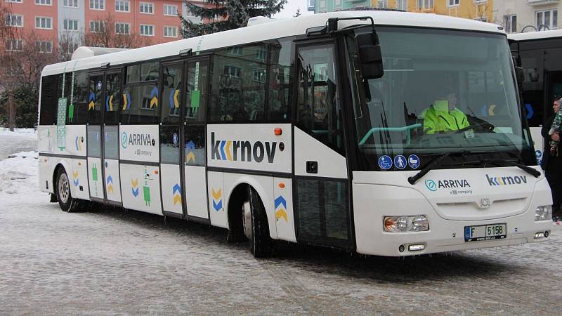 Elektrobus a dva další nízkopodlažní autobusy slavnostně předali ve středu 18. ledna představitelům vedení města zástupci společnosti Arriva Morava, která MHD v Krnově provozuje.