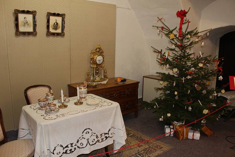 Letošní vánoční výstava na zámku v Bruntále je věnována vánočním zvykům a tradicím, nese název Kouzlo Vánoc aneb vánoční čarování. Návštěvníky seznámí historií tradičních vánočních symbolů.
