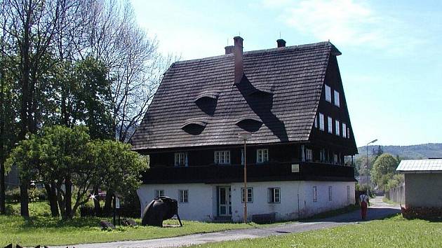 Objekt bývalé kosárny v Karlovicích je z hlediska architektury tvarově i dispozičně ojedinělý. 