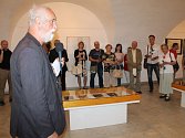 Jindřich Štreit hovoří k návštěvníkům vernisáže výstavy Ticho kresby.