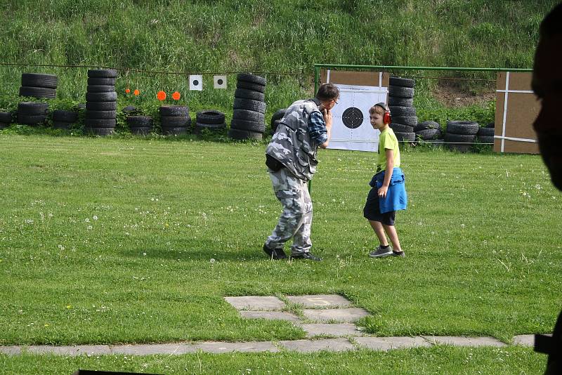 Střelci všech generací, pokročilí i úplní začátečníci, se v sobotu vydali na krnovskou střelnici. Lákala je nabídka prohlédnout si na sedmdesát různých zbraní a případně některé hned otestovat.