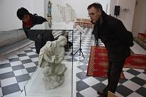 Barokní plastiku Máří Magdalény si o víkendu přijel do Slezských Rudoltic prohlédnout také krnovský výtvarník a pedagog Ladislav Steininger. Foto: