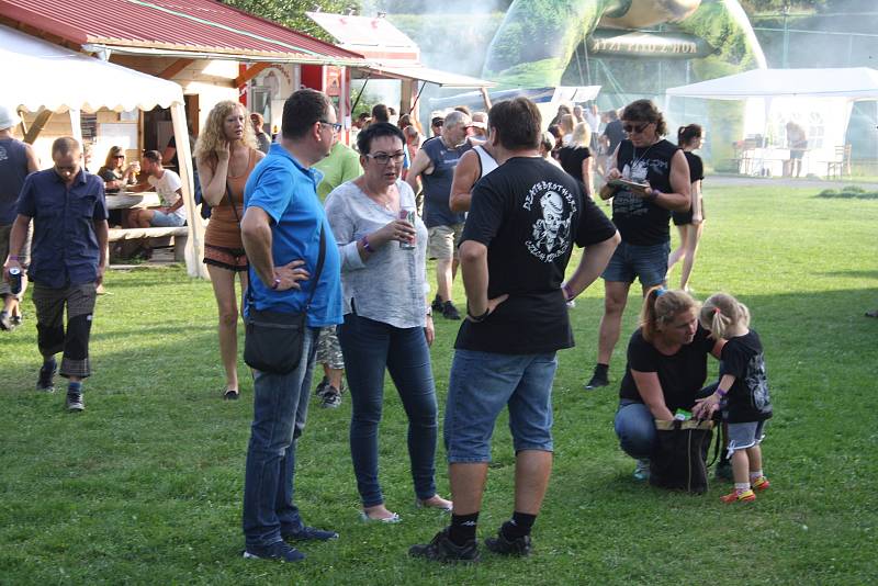 Šestý ročník rodinného festivalu Rockem proti přehradě v Nových Heřminovech.