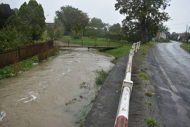 Situace na Osoblažsku je specifická tím, že se rozvodnila nejen řeka Osoblaha, ale i drobné potůčky a příkopy. Voda se valí po polních a  lesních cestách a vytváří laguny.