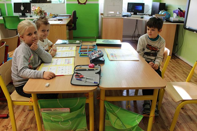 Žáci první třídy Základní školy a Mateřské školy Rudná pod Pradědem, jejich třídní učitelkou je Helena Vršanová.