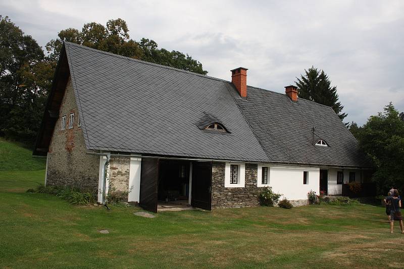 Skutečným pokladem Holčovic jsou zachovalé prvky lidové architektury a citliví majitelé, kteří pečují o toto kulturní dědictví.