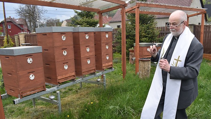 Včelaři v Karlovicích spojili žehnání úlů a včelstev s představením nové metody léčení a prevence varroázy. 14. května 2023