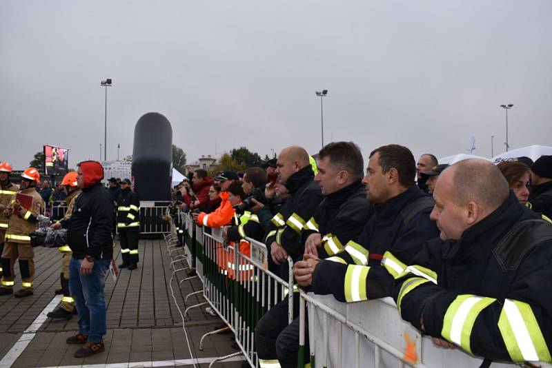 Dobrovolní hasiči z Vrbna pod Pradědem reprezentovali Moravskoslezský kraj v celorepublikové soutěži ve vyprošťování  osob z vraku auta. Foto: Andrea Martínková