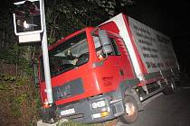 O světelnou signalizaci zaparkoval nákladní automobil šestačtyřicetiletý opilý řidič.