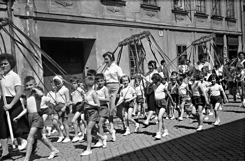 Děti v prvomájovém průvodu v Bruntále, přelom padesátých a šedesátých let minulého století.