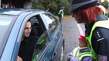 Děti z mateřské školy ve Starém Městě popřály pod dohledem policejní mluvčí Pavly Tuškové řidičům dodržujícím pravidla krásný den.