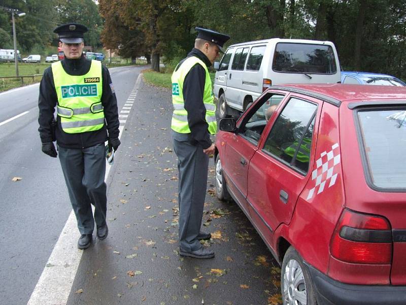 Děti z mateřské školy ve Starém Městě popřály pod dohledem policejní mluvčí Pavly Tuškové řidičům dodržujícím pravidla krásný den.