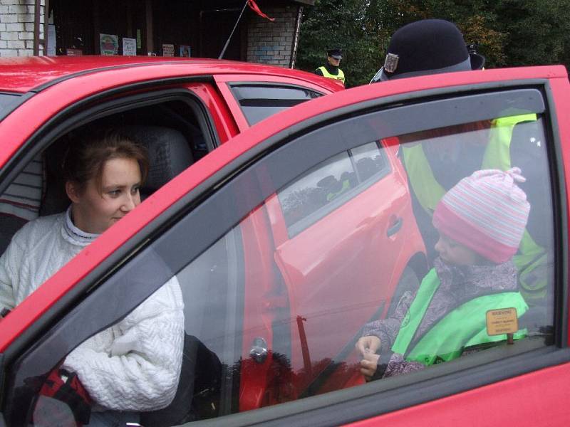 Děti z mateřské školy ve Starém Městě popřály pod dohledem policejní mluvčí Pavly Tuškové řidičům dodržujícím pravidla krásný den.