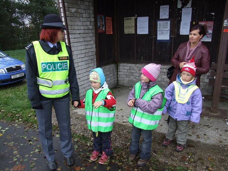 Děti z mateřské školy ve Starém Městě popřály pod dohledem policejní mluvčí Pavly Tuškové řidičům dodržujícím pravidla krásný den.