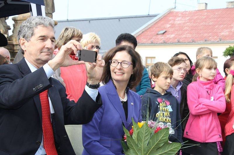 Jako vlastního syna přivítali v pondělí v Horním Benešově Camerona Forbese Kerryho, bratra šéfa americké diplomacie Johna Kerryho.