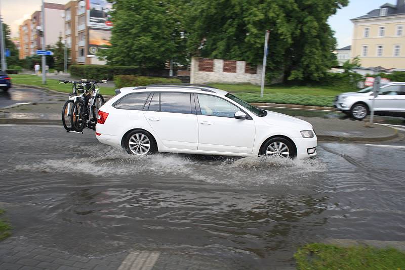 Kruhový objezd v centru Krnova poskytoval při každé bouřce fotografům efektní záběry, jak si řidiči poradili s brouzdalištěm. Tato krnovská atrakce už patří minulosti.