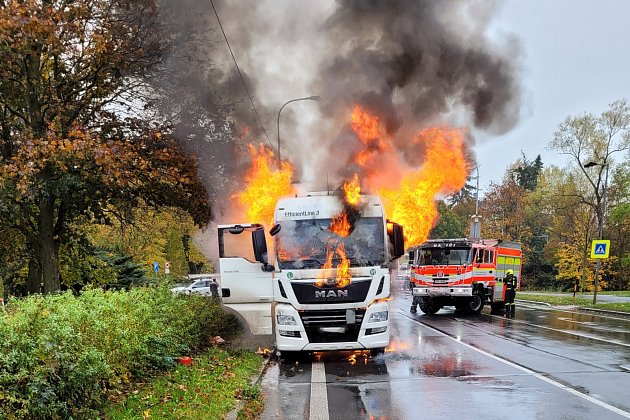 Požár kamionu v Bruntálu způsobil škodu 900 tisíc, další zabránili hasiči