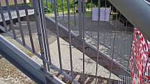 "Hyenismus" komentují lidé schody ukradené z rozhledny na Hraničním vrchu u Města Albrechtic. Chybějící schody byly příčinou vážného úrazu dítěte.