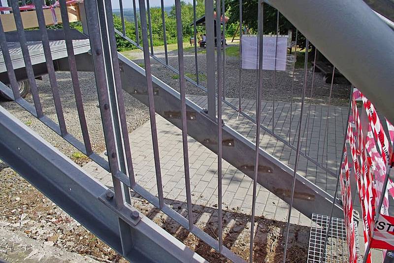 "Hyenismus" komentují lidé schody ukradené z rozhledny na Hraničním vrchu u Města Albrechtic. Chybějící schody byly příčinou vážného úrazu dítěte.
