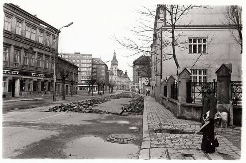 Pohled ve směru od Soukenické ulice směrem k náměstí Minoritů. V pozadí radnice na Hlavním náměstí.