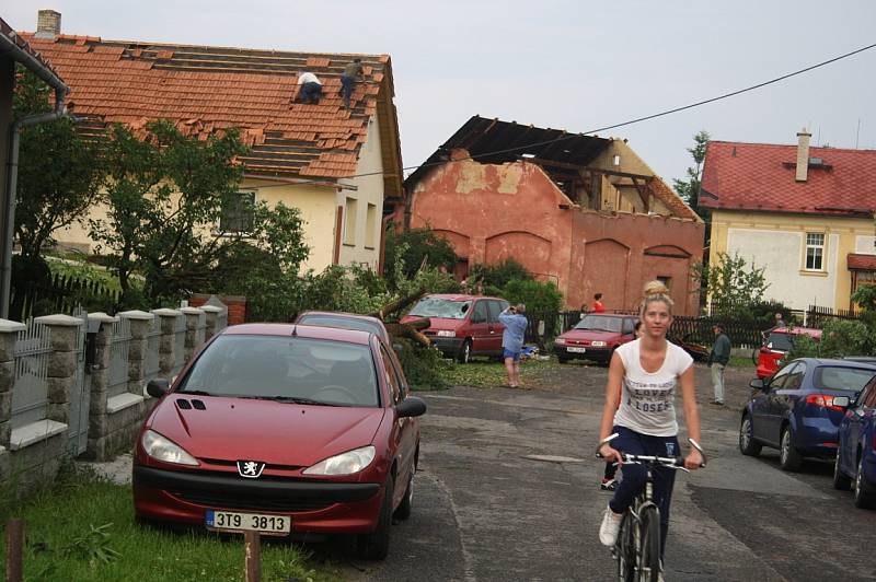 Silná bouřka, doprovázená údajně tornádem, napáchala velké škody.