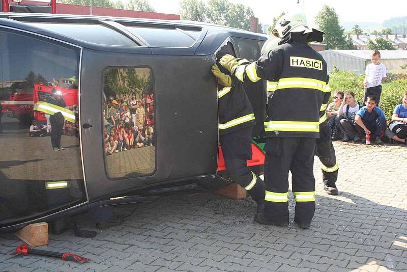 Děti se svými učiteli nebo i rodiči navštívily krnovskou hasičskou zbrojnici, kde pro ně byla připravená technika, kterou hasiči používají při různých událostech a dopravních nehodách. 