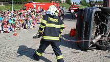 Děti se svými učiteli nebo i rodiči navštívily krnovskou hasičskou zbrojnici, kde pro ně byla připravená technika, kterou hasiči používají při různých událostech a dopravních nehodách. 