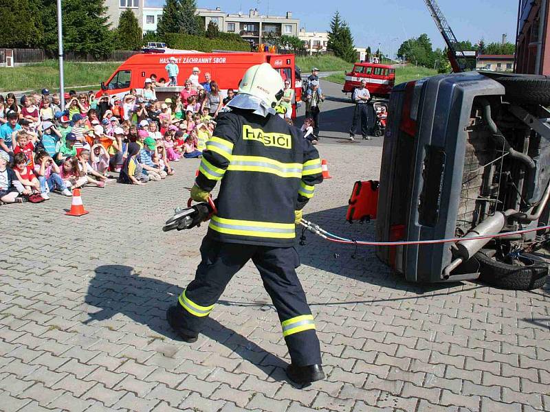 Děti se svými učiteli nebo i rodiči navštívily krnovskou hasičskou zbrojnici, kde pro ně byla připravená technika, kterou hasiči používají při různých událostech a dopravních nehodách. 