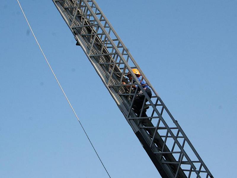 Děti se svými učiteli nebo i rodiči navštívily krnovskou hasičskou zbrojnici, kde pro ně byla připravená technika, kterou hasiči používají při různých událostech a dopravních nehodách. 