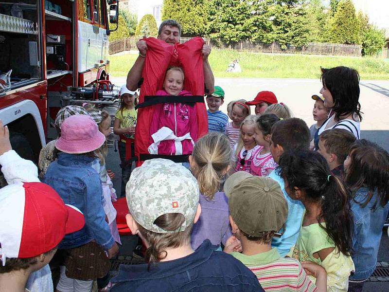 Děti se svými učiteli nebo i rodiči navštívily krnovskou hasičskou zbrojnici, kde pro ně byla připravená technika, kterou hasiči používají při různých událostech a dopravních nehodách. 