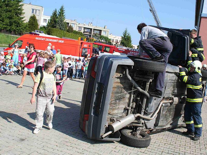 Děti se svými učiteli nebo i rodiči navštívily krnovskou hasičskou zbrojnici, kde pro ně byla připravená technika, kterou hasiči používají při různých událostech a dopravních nehodách. 