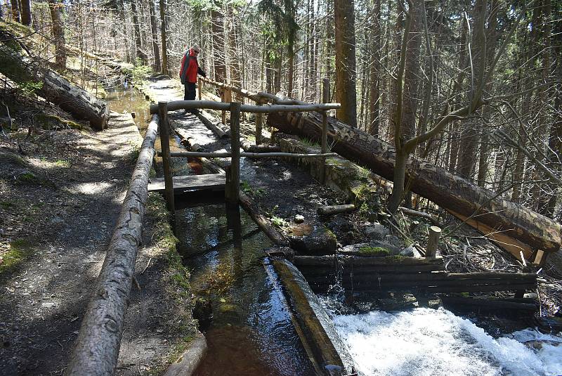 Udělejte si někdy výlet kolem náhonu, který přivádí vodu pro umělý vodopád v Karlově Studánce.